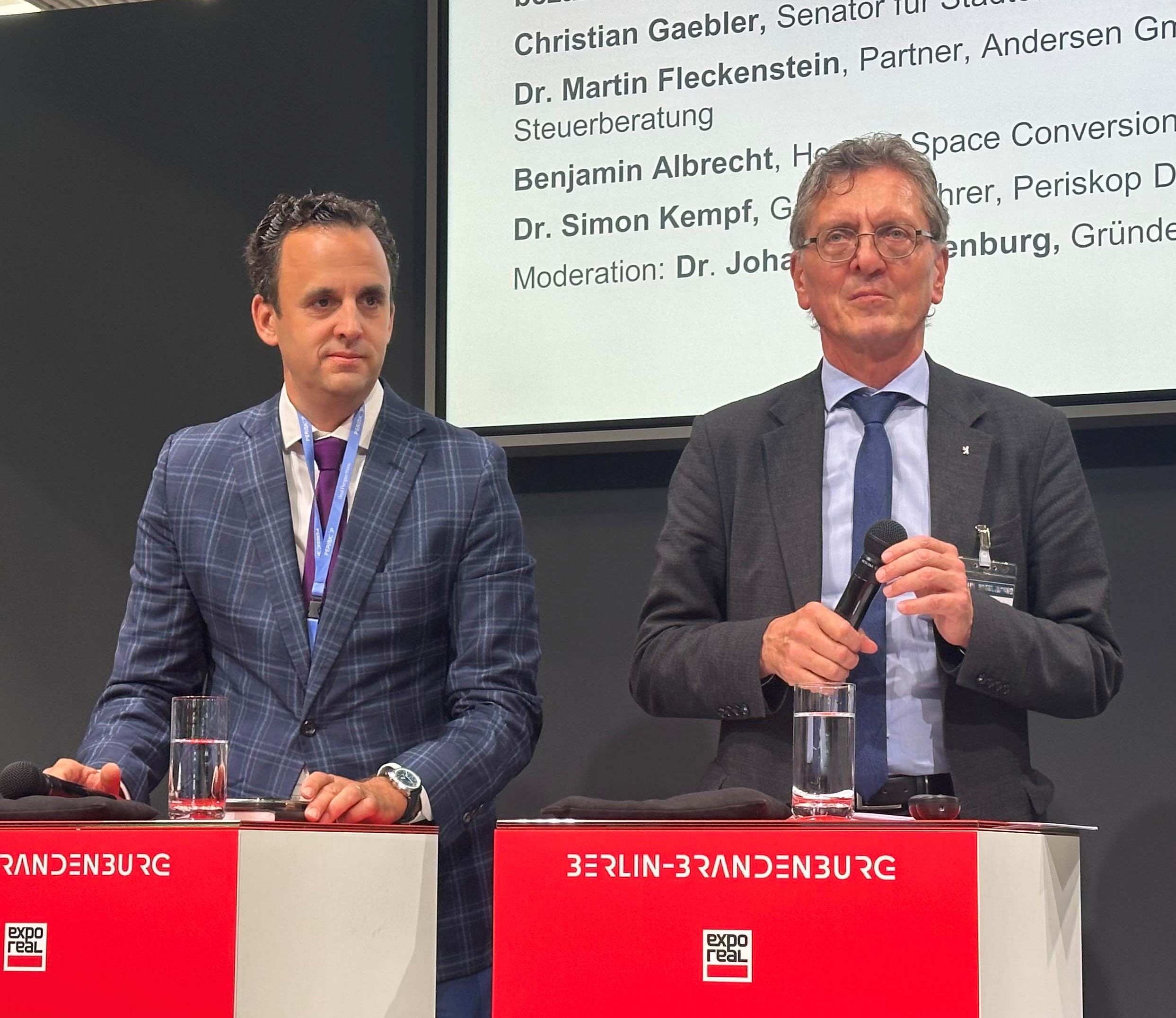 Vom Bau-Turbo zur Baupraxis: Dr. Simon Kempf (l.), Geschäftsführer von PERISKOP, und Berlins Bausenator Christian Gaebler | BERLINboxx